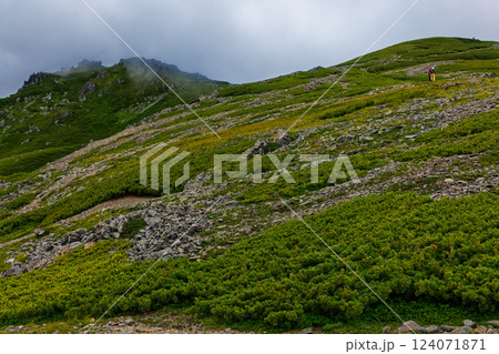千枚岳からの登りから見る雲湧く南アルプス・悪沢岳稜線 千枚岳からの登りから見る雲湧く南アルプス・悪沢岳稜線 124071871
