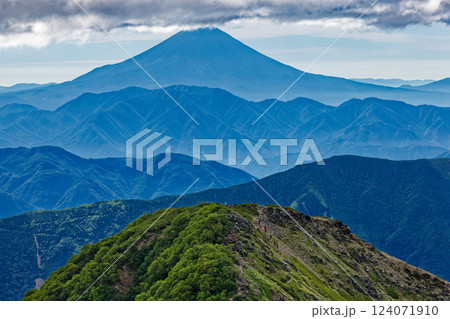 悪沢岳への登りから見る南アルプス・千枚岳と富士山 124071910