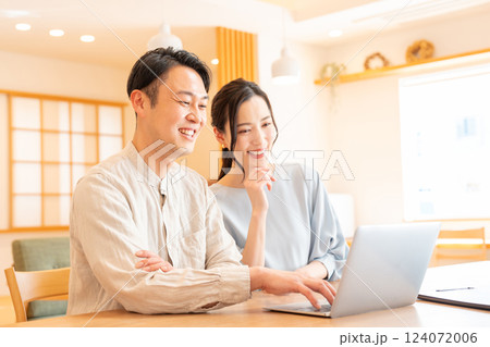 若い夫婦　リビング　パソコン 124072006