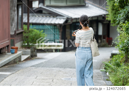 女子旅　カメラ女子　旅行 124072085