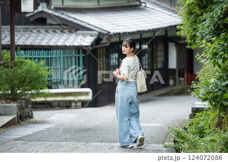 女子旅　カメラ女子　旅行 124072086