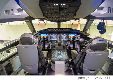 中部国際空港セントレア「フライト・オブ・ドリームス」B787コックピット 124072511