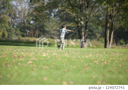 芝生を走っていく子どもの後ろ姿 芝生を走っていく子どもの後ろ姿 124072741