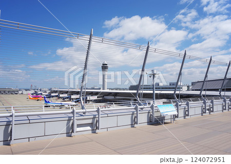 中部国際空港セントレア『スカイデッキ』からの展望・エプロンで駐機する国内線旅客機 124072951