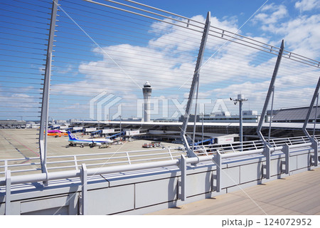 中部国際空港セントレア『スカイデッキ』からの展望・エプロンで駐機する国内線旅客機 中部国際空港セントレア『スカイデッキ』からの展望・エプロンで駐機する国内線旅客機 124072952