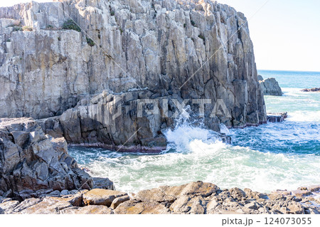 海岸の断崖絶壁と青い海 124073055