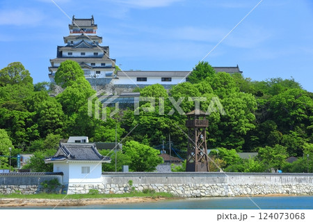 【佐賀県】晴天下の唐津城天守閣 124073068
