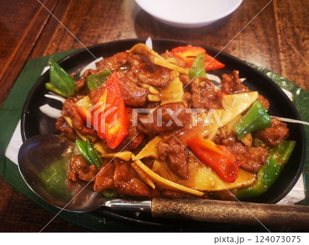 柔らかい牛肉の鉄板焼き 柔らかい牛肉の鉄板焼き 124073075