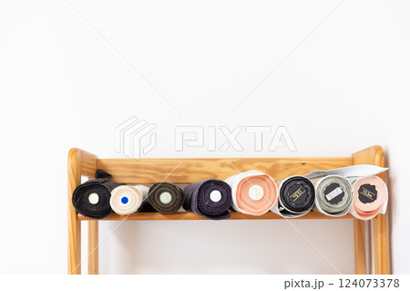 棚に並んだ帯の反物 棚に並んだ帯の反物 124073378