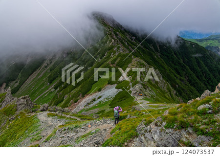 霧湧く南アルプス・悪沢岳から荒川中岳への登山道 124073537