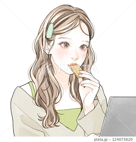 ビスケットを食べながらPCを見ている女性 124073620