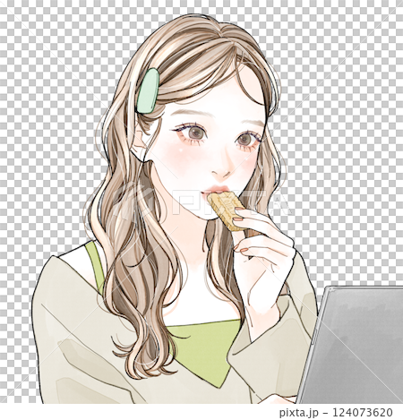 一位女士一邊吃餅乾一邊看著電腦 一位女士一邊吃餅乾一邊看著電腦 124073620