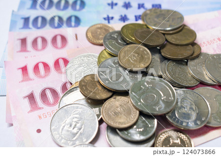 NT$台湾ドルの硬貨 124073866