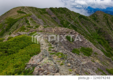 南アルプス・荒川中岳から見る荒川前岳 南アルプス・荒川中岳から見る荒川前岳 124074248