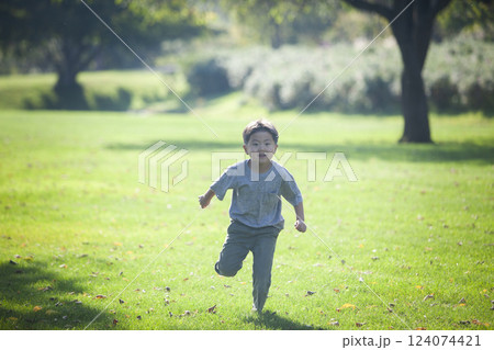 芝生を走ってくる男の子 芝生を走ってくる男の子 124074421