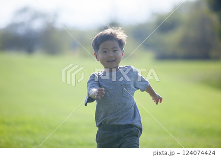 芝生を走ってくる男の子 124074424