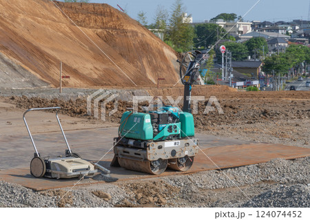 道路建設現場の重機 124074452