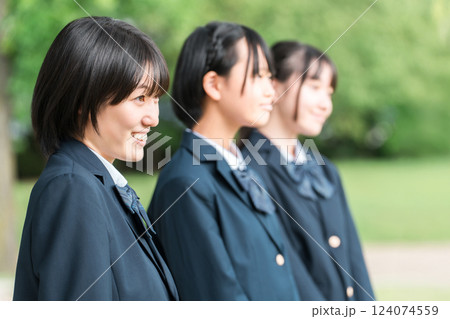 笑顔で校舎を歩く仲良しの女子学生(登校・下校・通学) 笑顔で校舎を歩く仲良しの女子学生(登校・下校・通学) 124074559