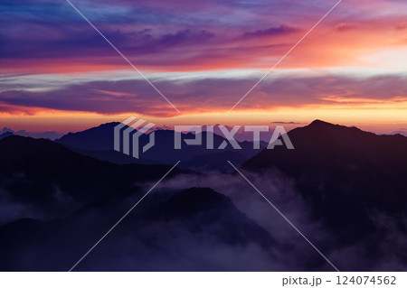南アルプス・赤石岳から見る夜明けの悪沢岳と農鳥岳・間ノ岳 南アルプス・赤石岳から見る夜明けの悪沢岳と農鳥岳・間ノ岳 124074562