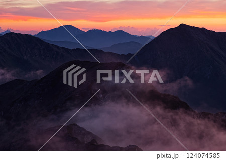 南アルプス・赤石岳から見る夜明けの悪沢岳と農鳥岳・間ノ岳 124074585