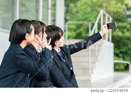 学校の廊下でスマホで自撮り撮影する中学生・高校生の女の子（放課後・下校・友人） 124074679