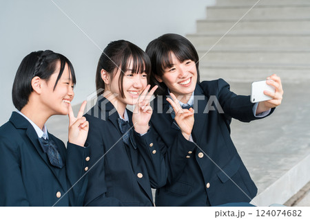 学校の廊下でスマホで自撮り撮影する中学生・高校生の女の子（放課後・下校・友人） 124074682