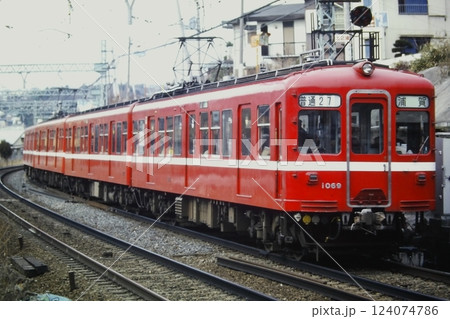 京急、旧1000形1069・・1070、4両普通、上大岡－屛風浦、1982年1月24日 124074786