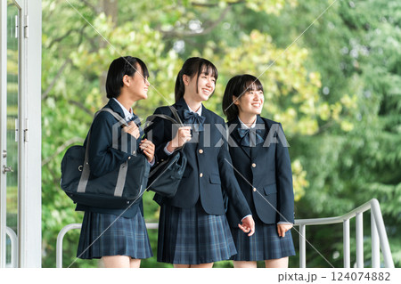 笑顔で校舎を歩く中学生・高校生・女子高生(登校・下校・通学) 笑顔で校舎を歩く中学生・高校生・女子高生(登校・下校・通学) 124074882