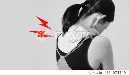 肩こりに悩む女性のイメージ 124075540