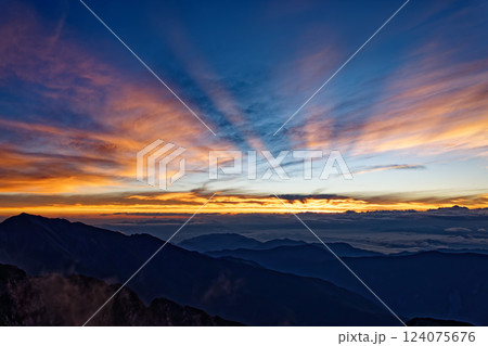 南アルプス・赤石岳から見る夜明けの山並みと薄明光線 124075676