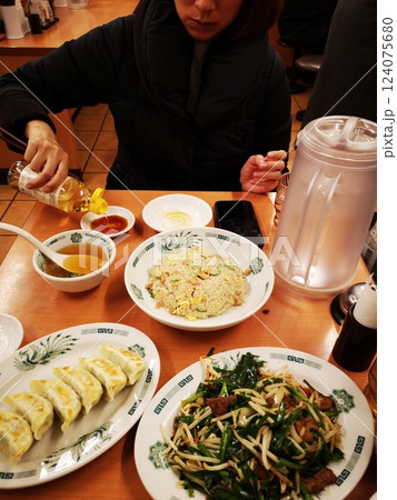 中華食堂でお酢を注ぐ中国人女性 124075680