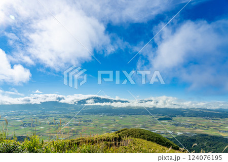 熊本県阿蘇市 秋の大観峰から眺める阿蘇のカルデラと雲海 熊本県阿蘇市 秋の大観峰から眺める阿蘇のカルデラと雲海 124076195
