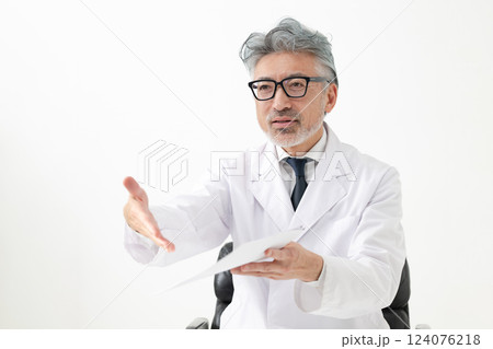 白衣を着て書類を持つ男性 白衣を着て書類を持つ男性 124076218