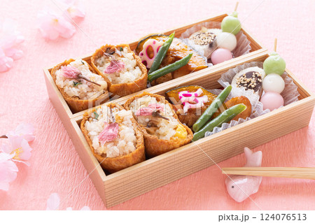 春のお花見弁当と桜 124076513