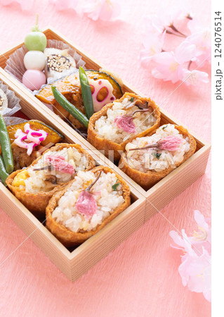 春のお花見弁当と桜 124076514