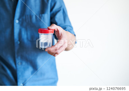 採精カップを手に持つ男性 採精カップを手に持つ男性 124076695