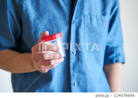 採精カップを手に持つ男性 採精カップを手に持つ男性 124076698