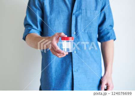 採精カップを手に持つ男性 124076699