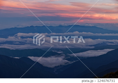 南アルプス・赤石岳から見る夜明けの中央アルプス 南アルプス・赤石岳から見る夜明けの中央アルプス 124076731