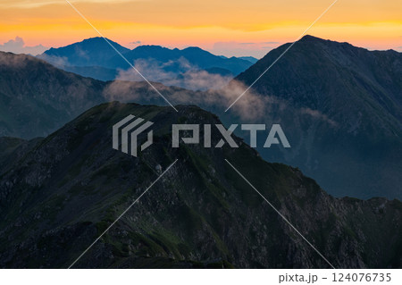 南アルプス・赤石岳から見る夜明けの悪沢岳と農鳥岳・間ノ岳 124076735
