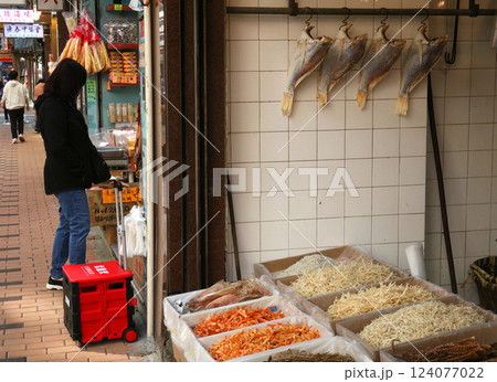 香港・徳輔道西で売られる塩干し魚（ハムユイ）。クサヤに似ていで臭いが美味。かつては安かったが今は高価 124077022