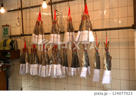 香港・徳輔道西で売られる塩干し魚（ハムユイ）。クサヤに似ていで臭いが美味。かつては安かったが今は高価 124077023