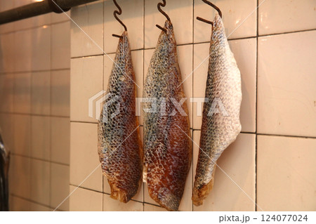 香港・徳輔道西で売られる塩干し魚（ハムユイ）。クサヤに似ていで臭いが美味。かつては安かったが今は高価 124077024
