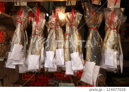 香港・徳輔道西で売られる塩干し魚（ハムユイ）。クサヤに似ていで臭いが美味。かつては安かったが今は高価 124077026