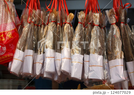 香港・徳輔道西で売られる塩干し魚(ハムユイ)。クサヤに似ていで臭いが美味。かつては安かったが今は高価 香港・徳輔道西で売られる塩干し魚(ハムユイ)。クサヤに似ていで臭いが美味。かつては安かったが今は高価 124077029