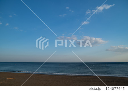 青い空と青い海と砂浜 青い空と青い海と砂浜 124077645