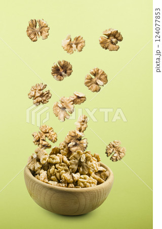 walnuts 124077853