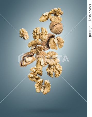 walnuts walnuts 124077854