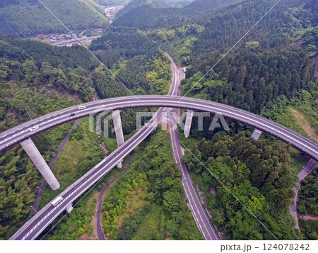 美しい弧を描く三瀬ループ橋~ドローン空撮 美しい弧を描く三瀬ループ橋~ドローン空撮 124078242