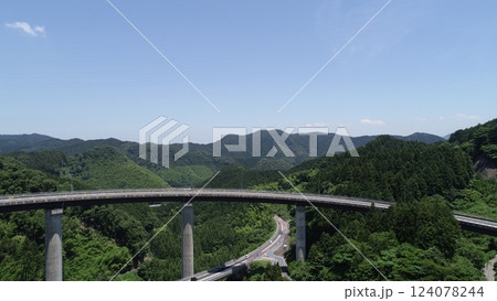 脊振山系を借景にぐるっと回るループ橋 脊振山系を借景にぐるっと回るループ橋 124078244